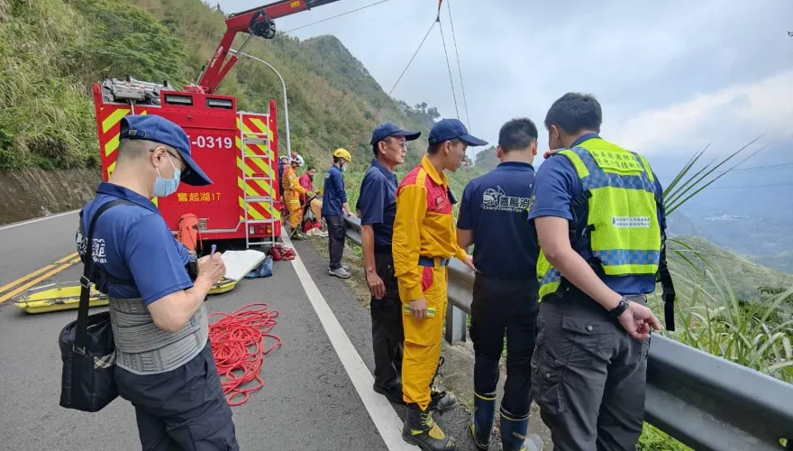 影/阿里山公路驚傳「1男墜崖」！搜救人員垂降300米深懸崖搜索