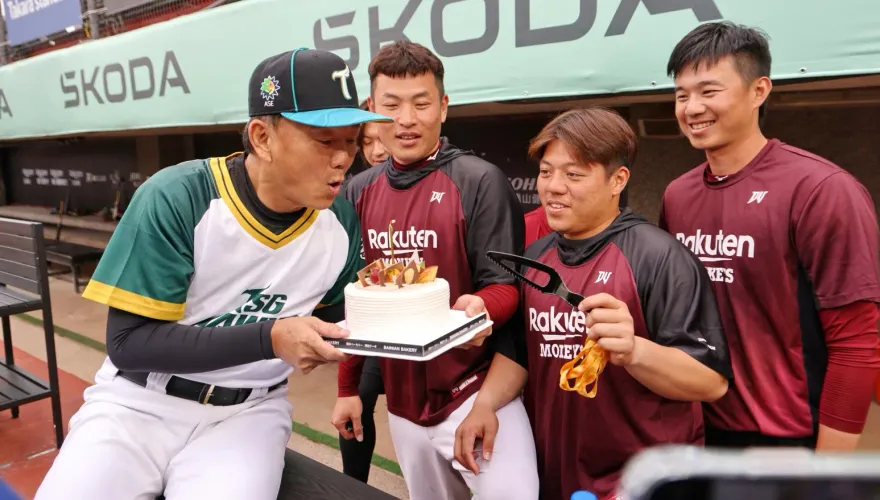 挑戰千勝前先慶生！過往子弟兵送生日蛋糕　洪一中感動泛淚：有戳到點