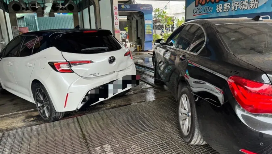 影/糊塗女駕駛暴衝洗車場！加油站女員工遭撞　「卡車底」肢體遍體麟傷