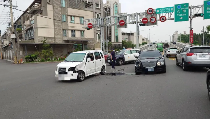 維修費近百萬！Suzuki迴轉猛撞賓利　「移動豪宅」車頭凹陷變形