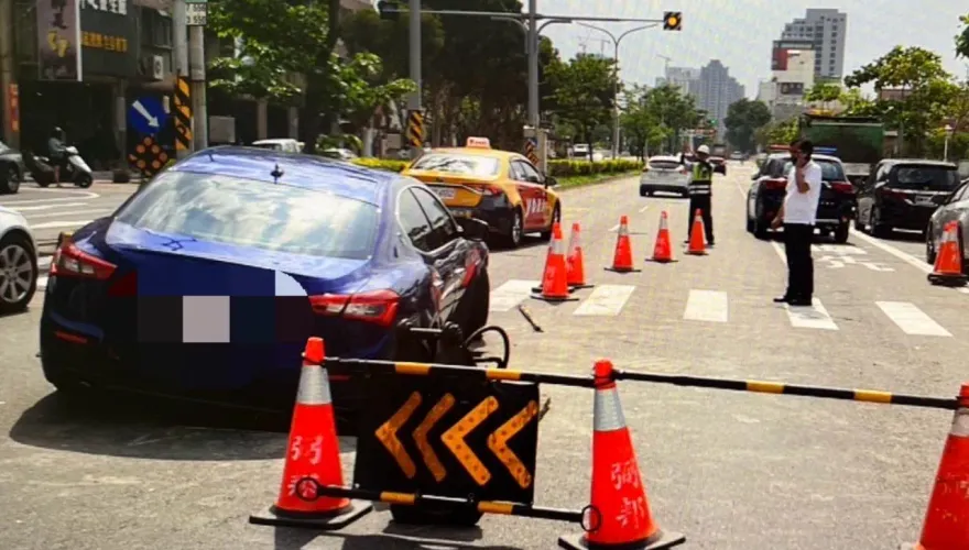 台南直直撞！瑪莎拉蒂女駕駛先撞工人　右半車身掉落瓦斯管線工地