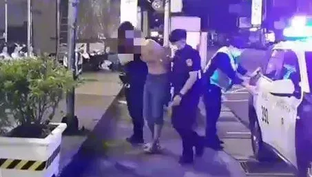 快訊/有嗑藥？三重狂男夜半硬搶物流車亂衝　撞家具行、5車遭殃後棄車逃逸遭逮