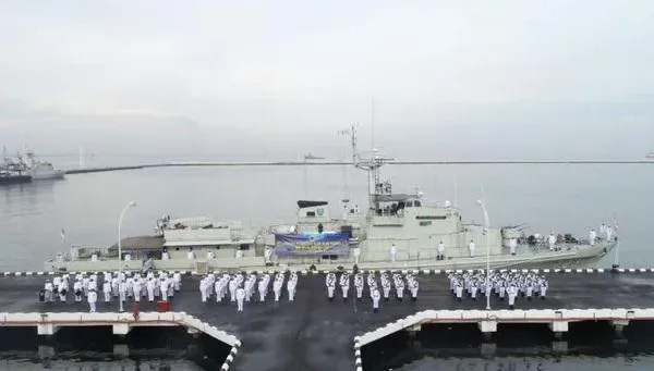 拿退役軍艦當靶！印尼海軍「飛魚、陸製C803」全用　3導彈發射擊沉