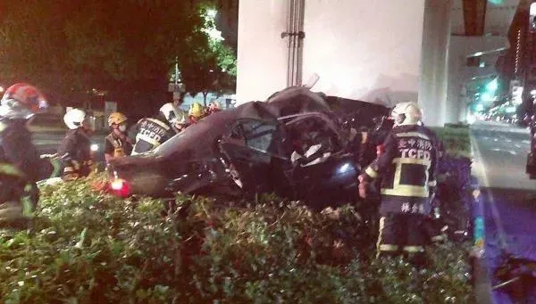 快訊/台中凌晨死亡車禍！男子開BMW自撞捷運站柱子　車體全毀送醫不治