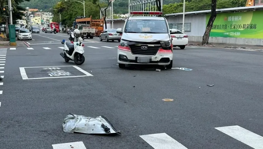 快訊/高雄鼓山男子車禍命危！救護車緊急送醫…路口又爆擦撞