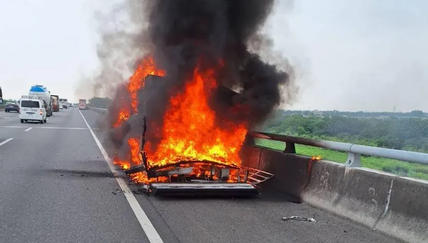 快訊/國1北上294公里新營段火燒車！3人逃生1女跌傷　整輛小貨車變廢鐵