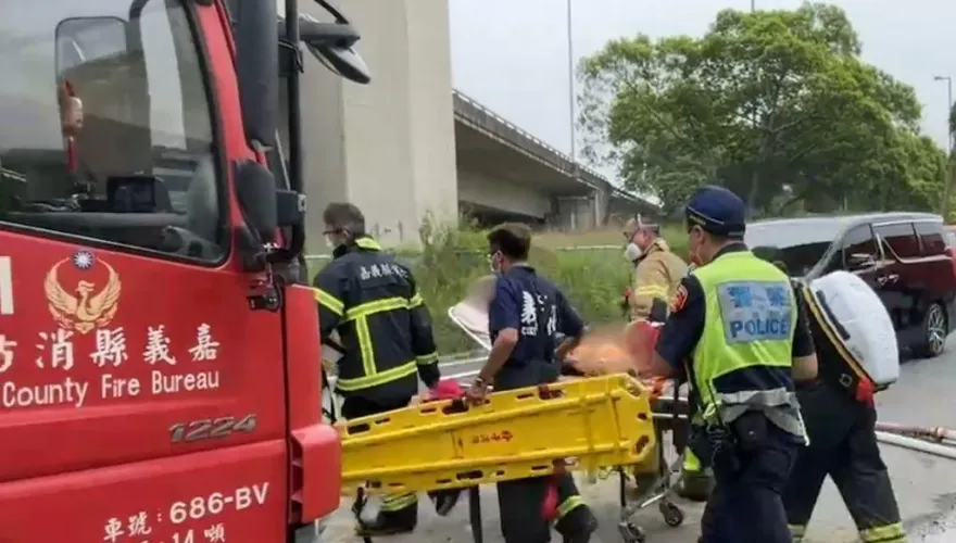 影/嘉義壓克力加工廠火災！塑膠廢料起火狂燒　77歲獨居翁緊急送醫
