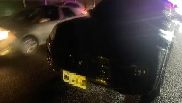 保時捷沒油糗卡國道！女駕駛怕車拖壞竟魯警「幫送油」　鬧半小時吞2罰單