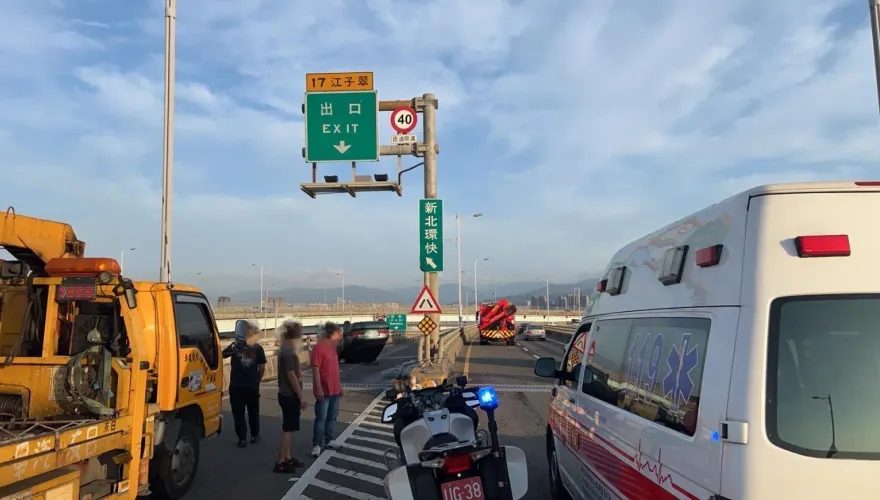 快訊/下班時間整輛烏龜翻！台64線男疑恍神　自撞匝道護欄險墜橋