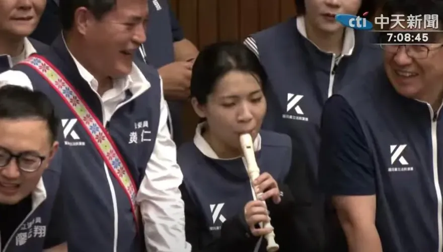 影/國會改革三黨攻佔主席台　徐巧芯台上悠然「吹樂器」
