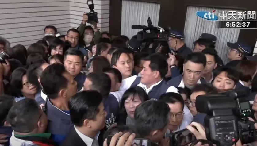 影/立法院表決「國會改革五法」 三黨立委爆發肢體衝突
