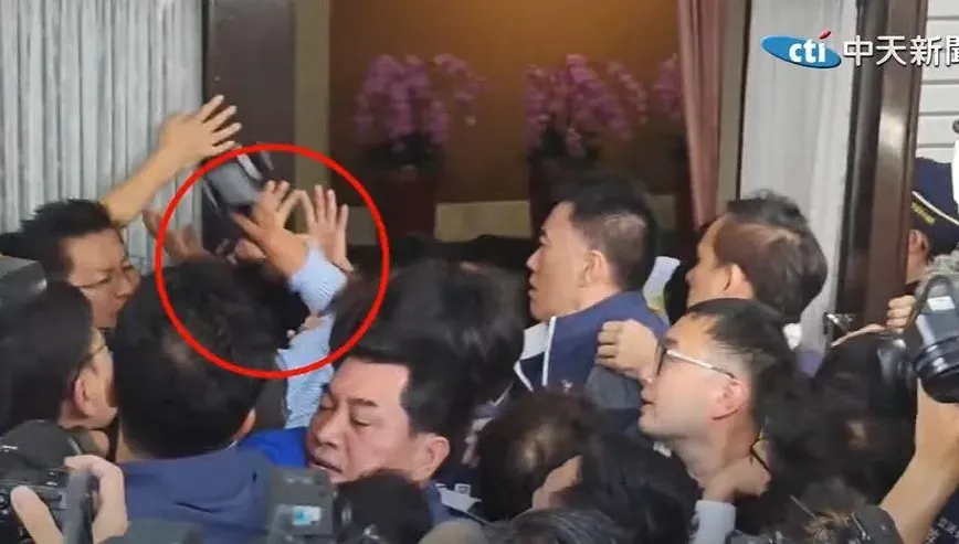 影/誰擋誰倒楣！？綠委王美惠控警察擋住議場門口　竟扯帽子毆打