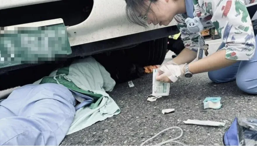 暖心！護理師趴進車底...只為了幫傷患打點滴　萬人點讚直呼「有你們真好」