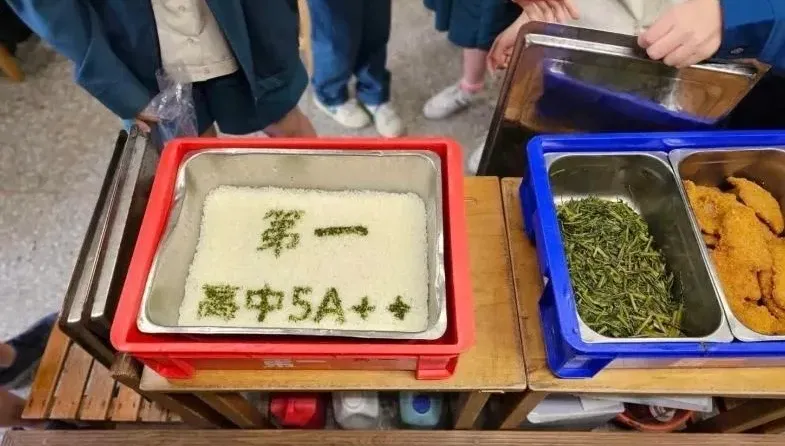 太用心！這學校特製「會考打氣5A++餐」給學生　還有必勝豬排