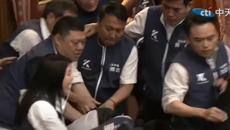 影/綠委鍾佳濱趁重覆表決想攻上主席台　遭多名藍委壓制在地