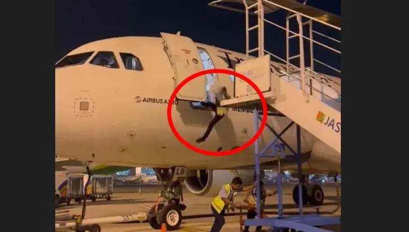 影/飛機舷梯被移走！航空公司員工踩空重摔　驚險畫面曝光