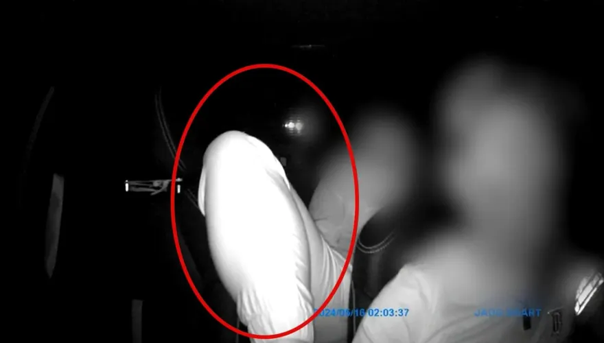 影/他搭Uber睡到翻！「腳跨前座」踹排檔桿　司機抓狂放生：奧客無極限