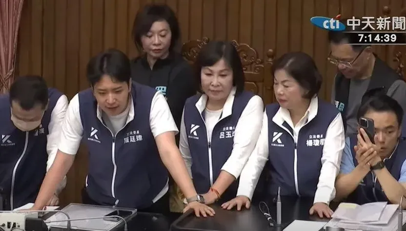 影/藍委羅廷瑋稱邱議瑩「長輩」　反被嗆：猴死囡仔！