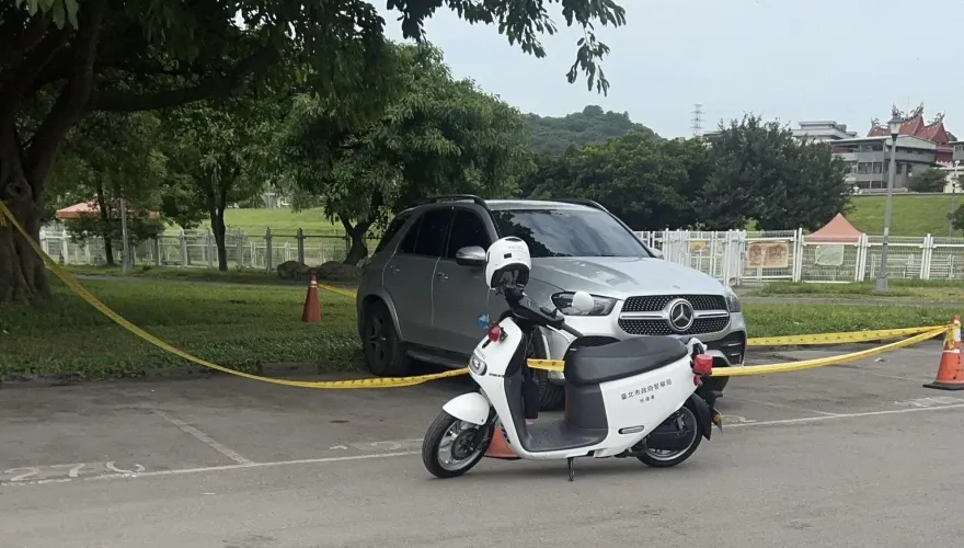 快訊/木柵動物園停車場男子陳屍賓士車　警封鎖現場採證中