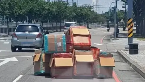 阿嬤的移動城堡！台中驚見「6大紙箱」街頭蛇行　警察也管不了