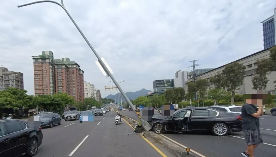 影/撞擊瞬間曝！北投大度路BMW撞斷路燈桿　後車追撞駕駛受傷送醫