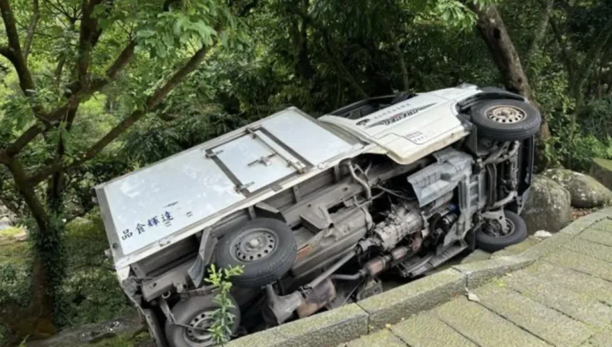 快訊/新北金山冷凍車翻落斜坡　駕駛被撞倒受困命危