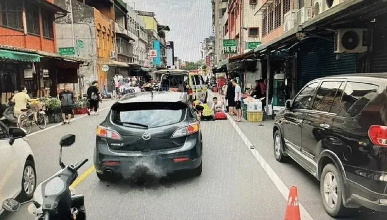 行人地獄！桃園小客車撞飛穿越道路翁　頭部重創送醫命危