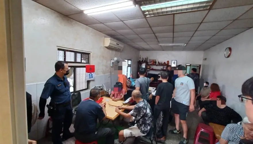 影/79歲阿嬤住家變賭場！慘遭警方鎖定　警破門逮獲22人