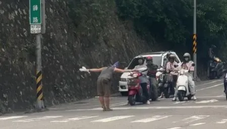把馬路當舞台！台南老外趁紅燈「表演雜耍」　騎士看完捧場拍手