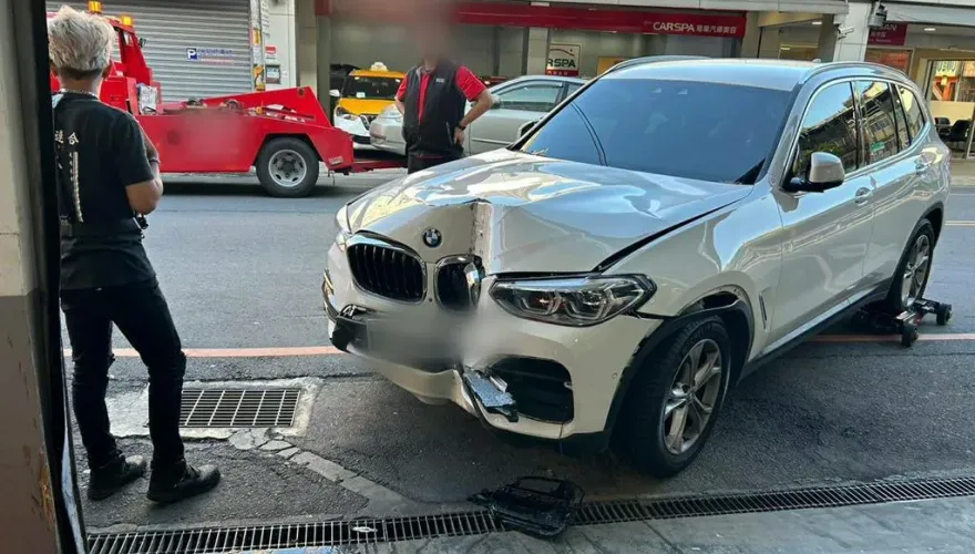 車主心好痛！BMW愛車違停遭拖吊　半路竟脫鉤慘撞修車廠門柱