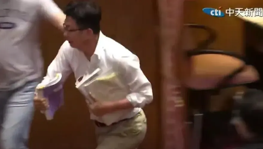 搶奪72歲周萬來手中文件犯眾怒！郭國文遭網友恐嚇「開槍掃射服務處」報警了