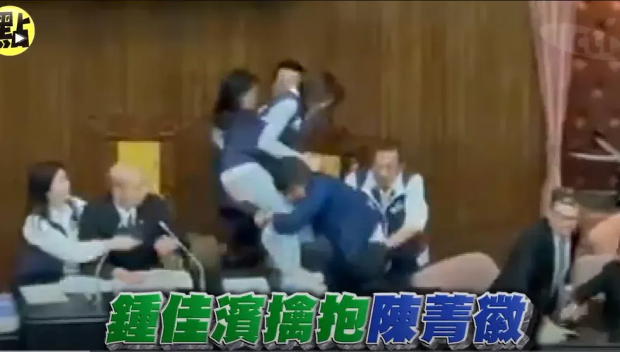 范雲又翻車！護航鍾佳濱撲倒陳菁徽　網友狂刷「手抓屁股、頭埋三角地帶」影片