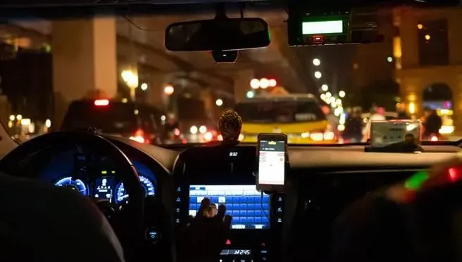 酒醉女「半路跳車」！運將急迴轉亮燈報警　後方駕駛見逆停外切輾斃