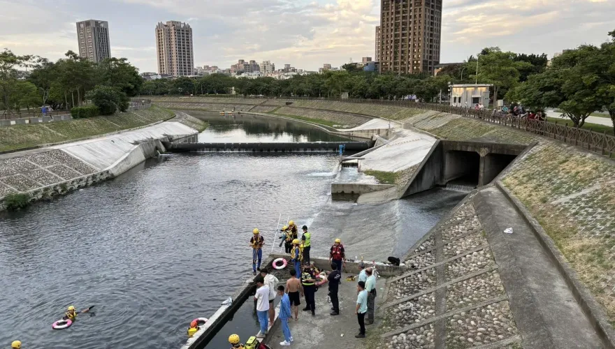 快訊/台中高三男學生河堤釣魚嬉戲不慎落水！警消尋獲已無呼吸心跳　送醫不治