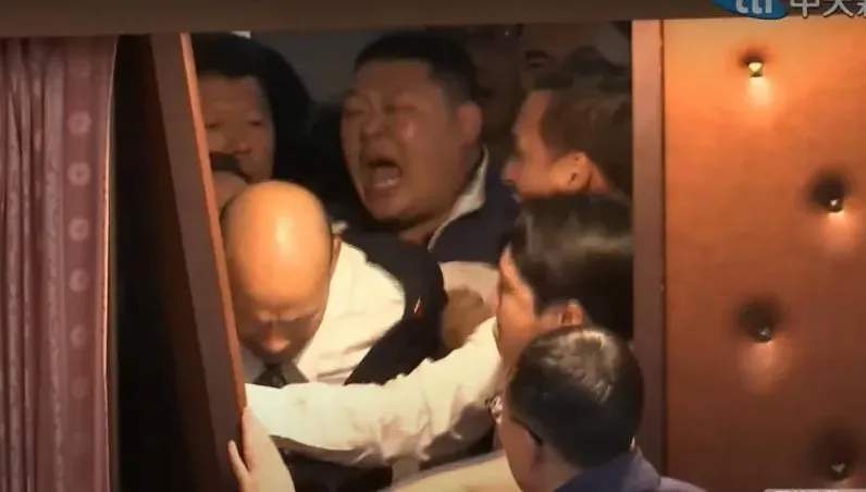 韓國瑜差點被「擠扁」！三小時協商未果　朝野傍晚再爆衝突