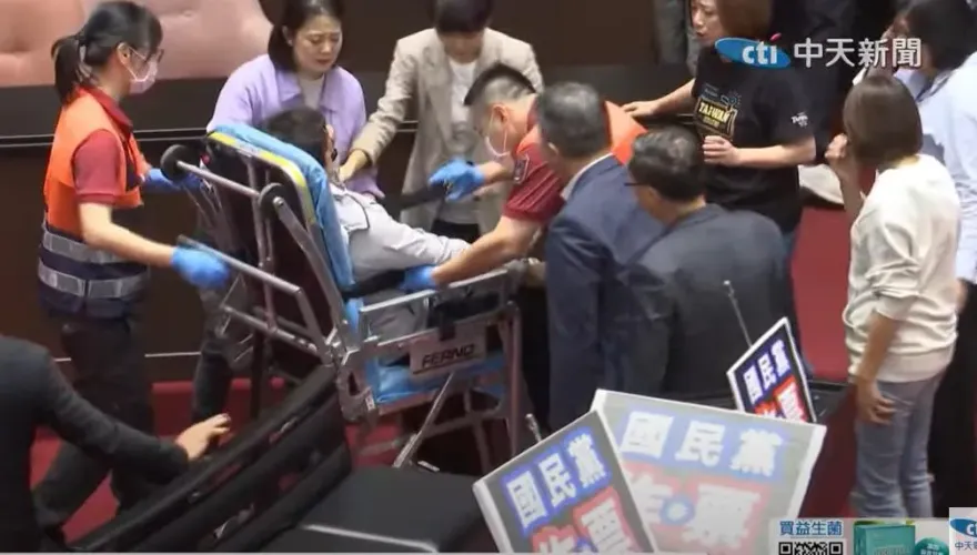 沈伯洋佔主席台失敗摔下送醫　媒體人酸：黑熊部隊頭頭不堪一擊怎抗中保台？