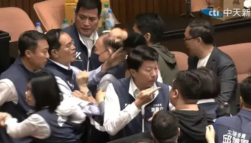 立法院「鍾佳濱撲倒陳菁徽」成國際笑柄！路透社：台灣是個暴躁的民主國家