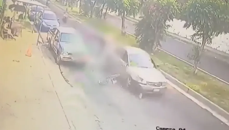 影/單車男「逆向衝馬路」遭撞飛！下秒變屍體彈回人行道