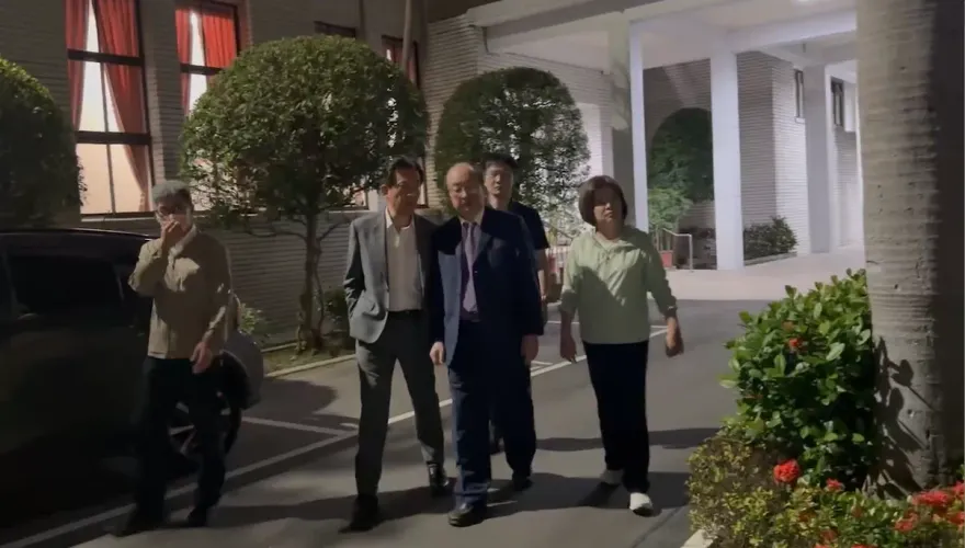 影/立法院外群眾聚集！柯建銘、王定宇等綠委出議場探視　率眾高呼「退回法案」