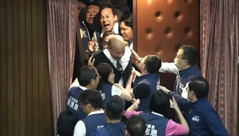 院會衝突立委送醫！綠營籲韓國瑜停止開會　藍營批使用暴力