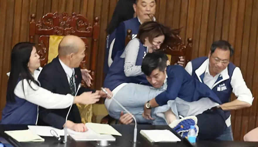 鍾佳濱「飛撲擒抱」陳菁徽竟是柔道禁用招式！　黑帶好手：令人感動