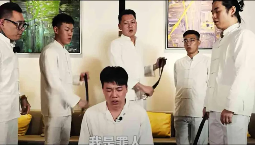 影/Toyz入獄前遭「集體鞭打」跪地痛哭畫面曝！　篠崎泫親彈吉他送別