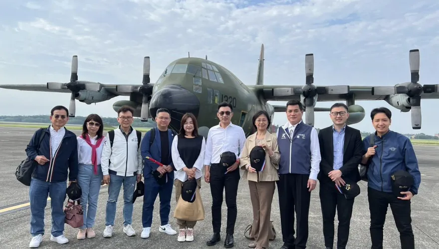 國軍加油！國會廝殺暫歇　藍白立委松指部出發視察太平島