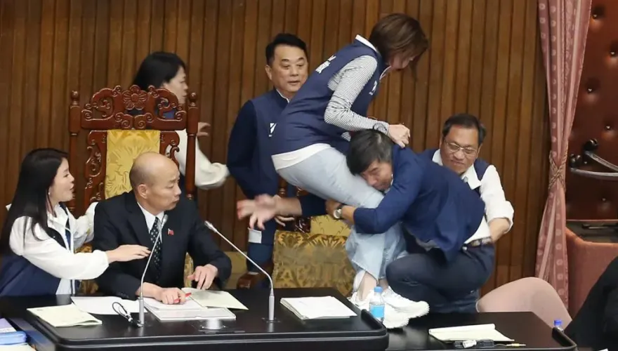 韓國瑜化身霸氣守護天使！暖男「貼心小動作」讓陳菁徽感動發聲