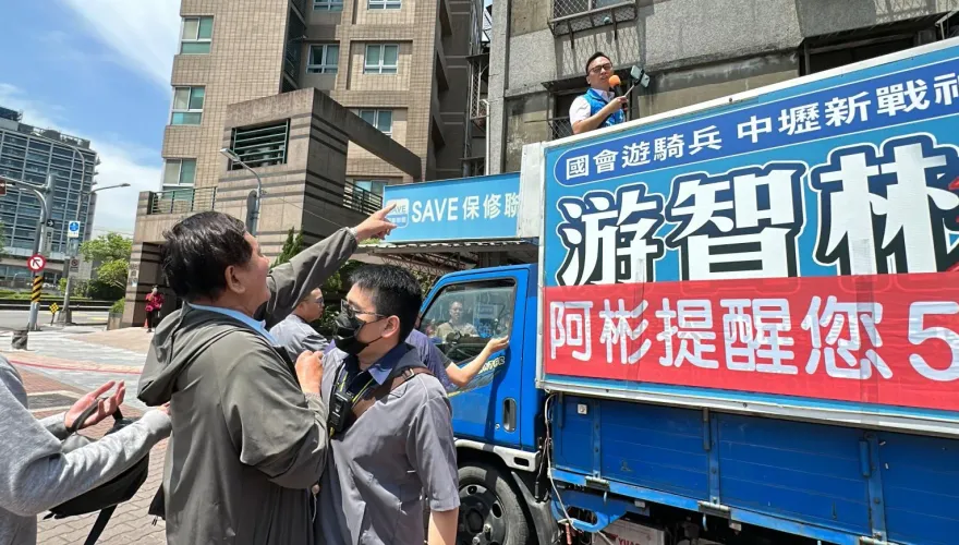 快訊/「中壢戰神」游智彬到場聲援徐巧芯！　與四叉貓支持者互相叫囂嗆聲