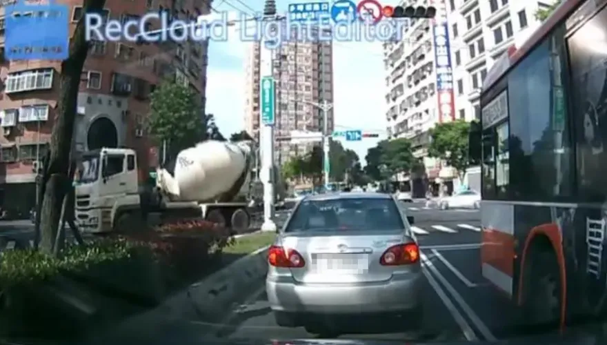 又見行人地獄！男子走斑馬線遭水泥車猛撞　慘捲車底險喪命