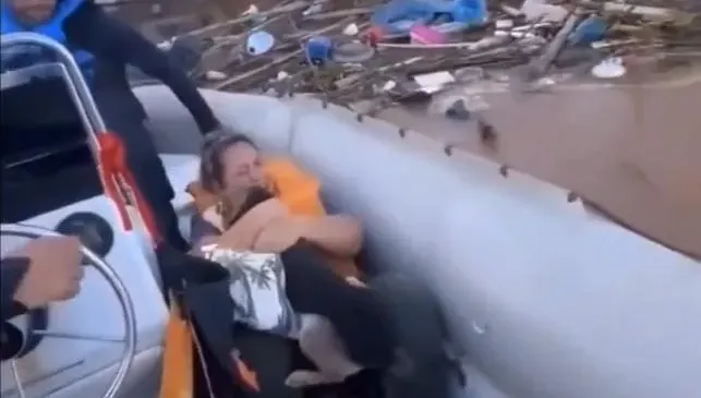 影/巴西世紀洪災上萬隻狗流離失所　女子奇蹟般找回愛犬緊抱不放網飆淚