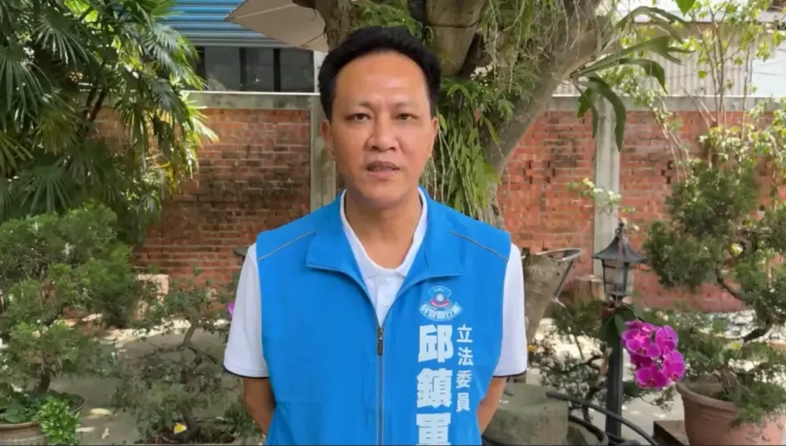 沈伯洋爬人牆摔地　黃捷甩鍋他「殺人未遂」？邱鎮軍回應了：為國會改革續奮戰