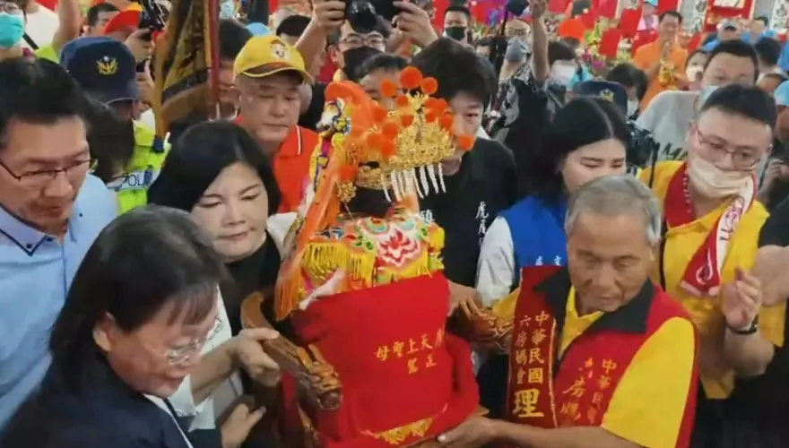 影/「雲林六房媽過爐」登場！湧萬名信眾隨香　路線長約62公里