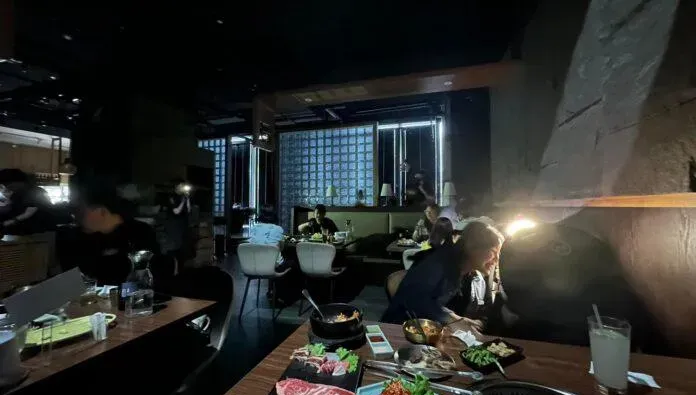 快訊/台南南紡購物中心驚傳停電！民眾摸黑用餐　台電釐清原因